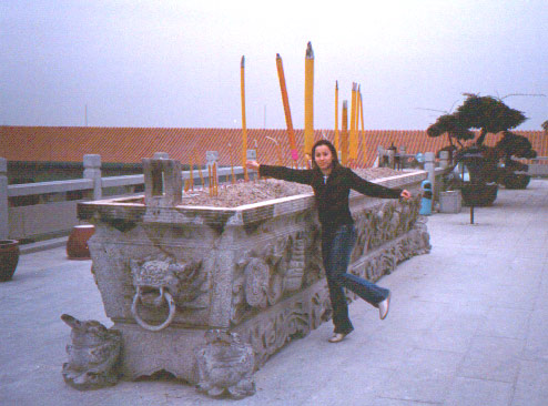 A giant censer 巨型香炉　